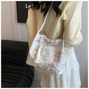 Broderie détaillée de paysage chinois et pompon blanc sur ce sac fourre-tout crème