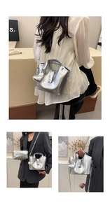 Détails du sac seau argenté métallisé avec breloque cœur et bandoulière chaîne
