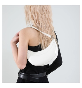 Vue arrière d'un sac à bandoulière blanc en demi-lune sur mannequin au style élégant