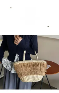 Détail du sac panier en paille avec des franges marron à plusieurs niveaux et une anse