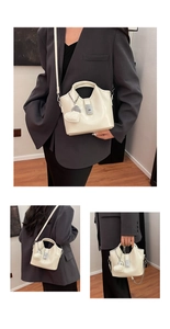 Vues détaillées du sac seau blanc crème avec ferrures argentées et breloque en cœur