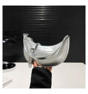 Détail du sac à bandoulière lune argenté avec finition métallique et bandoulière réglable