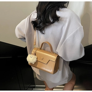 Piccola borsa a mano cachi minimalista con ciondolo a forma di pecora e tracolla inclusa