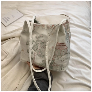 Détail du grand sac cabas blanc avec broderie traditionnelle de paysage chinois