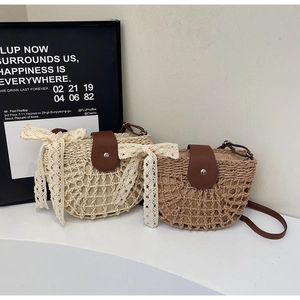 Details von gewebten Stroh-Schultertaschen mit Lederklappe und Spitzen-Schleife