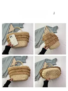 Vues détaillées d'un sac cabas en paille beige avec des accents de franges bohèmes