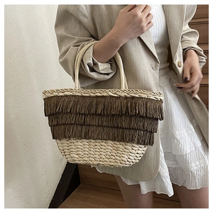 Vue détaillée d'un sac à main en paille avec des franges marron multicouches pour l'été