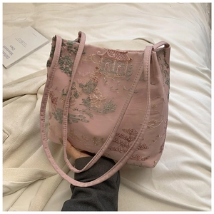 Détail du sac cabas rose avec motifs de broderie d'architecture chinoise traditionnelle