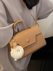 Piccola borsa a tracolla quadrata marrone chiaro con ciondolo peluche per donna