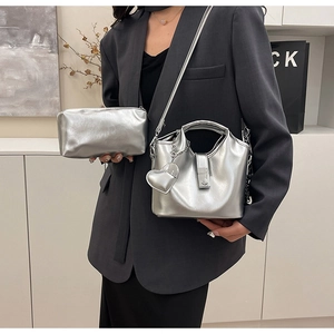 Détail de l'ensemble sac seau argenté métallisé avec breloque cœur et pochette