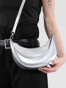 Sac bandoulière demi-lune argenté minimaliste en similicuir métallisé avec lanière