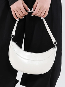 Sac à bandoulière blanc en forme de croissant en similicuir brillant avec zip argenté