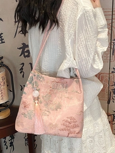 Sac cabas en soie rose avec broderie chinoise traditionnelle et glands en velours