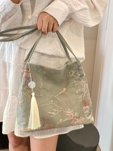 Sac cabas vert menthe élégant avec broderie chinoise traditionnelle et pompon blanc