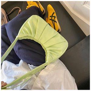 Détail du sac hobo vert menthe plissé avec texture accordéon et bandoulière à nœud élégant
