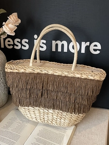 Sac cabas en paille d'été avec trois couches de glands marron foncé pour vacances à la mer