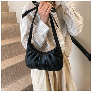 Sac nuage noir froncé avec bandoulière à nœud et texture en cuir plissé élégant