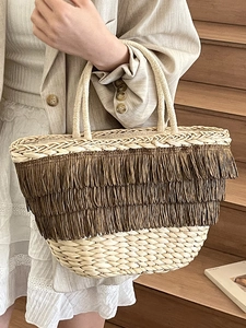 Sac panier d'été en paille avec pompons marrons en raphia pour les vacances