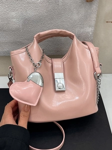 Sac Seau Bandoulière en Cuir PU Ciré Femme Sac à Main Minimaliste Polyvalent Avec Pendentif Cœur Petit Cabas de Mode