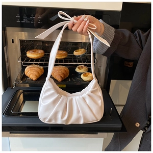 Détail du sac nuage plissé blanc avec silhouette hobo à côté d'un four chaud