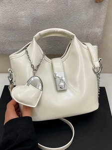 Sac seau minimaliste en cuir ciré blanc crème avec boucle argentée et breloque coeur