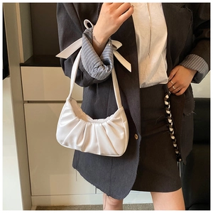 Détail d'un sac nuage plissé blanc en similicuir souple avec un nœud en ruban élégant