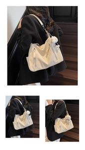 Détail du grand sac cabas blanc crème avec fermetures éclair et breloque peluche
