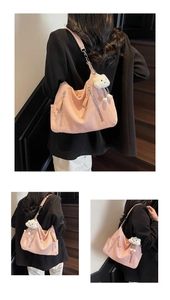 Grand sac cabas en cuir mat rose avec zips verticaux et breloque nuage doux