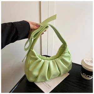 Gros plan sur le sac croissant plissé vert clair avec détail de nœud élégant