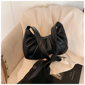 Détail du sac nuage en cuir plissé noir avec texture plissée verticale et design en demi-lune