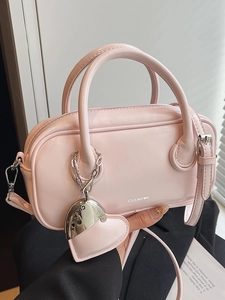 Sac Bandoulière Mini Boston en Cuir PU Design pour Femmes Polyvalent Simple Sac Oreiller Porté Main Avec Pendentif Cœur
