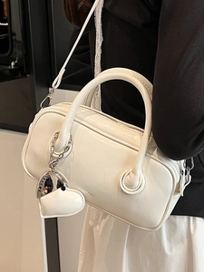 Sac Boston blanc minimaliste en cuir brillant avec breloque cœur argentée et chaîne