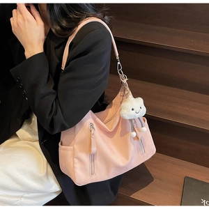 Détail du grand sac cabas rose avec fermeture éclair argentée et pendentif nuage en peluche