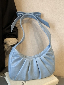 Sac sous le bras bleu clair plissé en forme de croissant avec un nœud sur la bandoulière