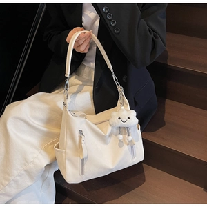 Détail du grand cabas blanc en cuir souple avec poches zippées et porte-clé nuage