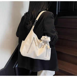 Détail du grand sac cabas blanc avec décor zippé et breloque nuage en peluche