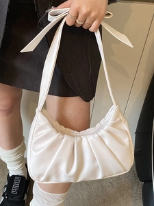 Élégant sac nuage plissé blanc avec bandoulière à nœud pour un look d'été minimaliste
