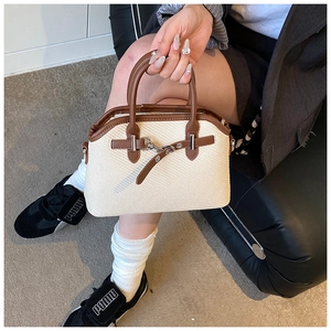 Détail du sac à main tissé blanc cassé avec bordure en cuir marron et boucle en métal