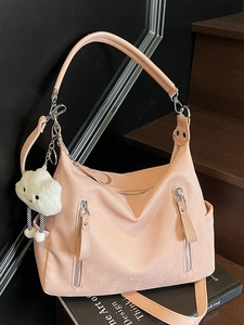 Grand sac cabas rose avec pendentif nuage en peluche sur un escalier en bois noir