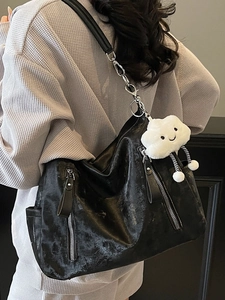 Grand sac hobo noir en similicuir usé avec une breloque nuage blanc pour femme