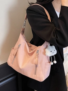 Grand sac fourre-tout en similicuir rose avec fermetures éclair et petit charme