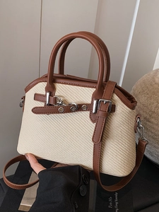Sac à main chic en paille bicolore avec garniture en cuir et bandoulière réglable