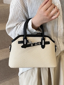 Sac à main en paille tressée forme coquille avec bordure en cuir noir et boucle métal