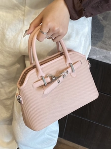 Sac à main rose texture diagonale avec boucle argentée pour femme style décontracté chic
