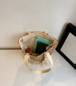 Vue macro de l'intérieur du grand sac cabas tissé avec poches zippées et doublure beige
