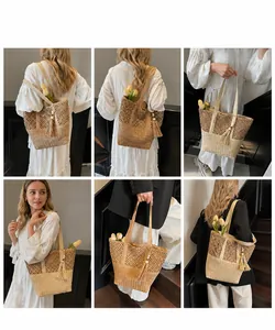 Mannequin portant un grand sac cabas en paille tressée avec pompons et détails en maille