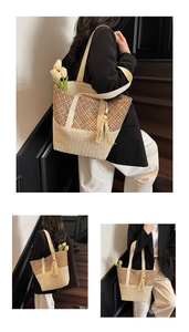 Détails du sac fourre-tout en paille tissée avec maille bicolore et glands en perles