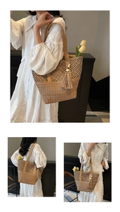Détail d'un grand sac cabas en paille fait main avec motif en dentelle ajourée et pompon chic