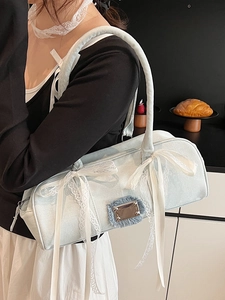 Blaue Denim Boston Tasche mit Spitzenschleifen und Vintage Metallplatte für Damen