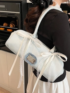 Hellblaue Denim-Boston-Tasche mit Schleifendetails und Metallplatte für Damen
